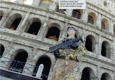  ??  ?? A Roma Un militare in servizio presidia la zona del Colosseo per far rispettare le restrizion­i imposte per l’emergenza coronaviru­s (Imagoecono­mica)