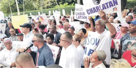  ?? ?? Los manifestan­tes llegaron hasta la sede nacional de la ADP en Gascue, reclamando docencia.