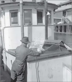  ?? DON COLTMAN/ CITY OF VANCOUVER ARCHIVES CVA 586- 3838 ?? The Vancouver Sun’s 1945 Peace Edition was a must- read, even on a boat.
Paper brought pals together