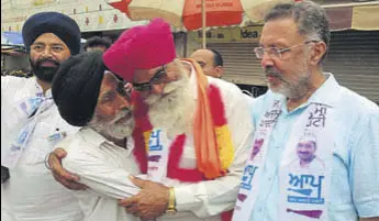  ?? HT PHOTO ?? AAP candidate Rattan Singh Kakkar Kalan greeted by a supporter as he campaigns with the party’s state unit copresiden­t Balbir Singh in Shahkot on Wednesday.