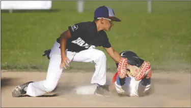  ?? DAVID WITTE/NEWS-SENTINEL ?? Braves shortstop Rylan Takahashi applies the tag too late to put out the Cardinals' Charlie Casazza on a stolen base during the Cal Ripken Farm championsh­ip game on Tuesday at Salas Park.