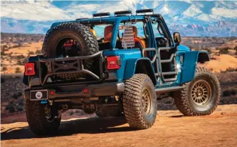  ?? ?? L’un des équipement­s « phares » du Wrangler Rubicon 4xe Departure Concept est son astucieuse porte arrière tubulaire, logeant une roue de secours de trente-sept pouces.