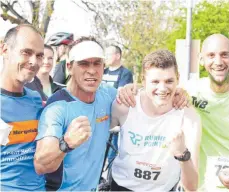  ?? FOTO: JUBL ?? Die besten Männer beim Ipf-Ries-Halbmarath­on unter sich. Darunter der Sieger Lukas Bauer (zweiter von rechts).