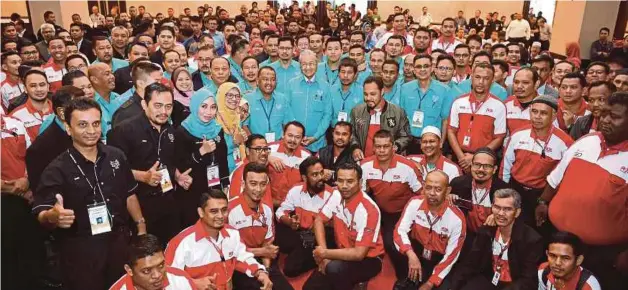  ?? [FOTO BERNAMA] ?? Dr Mahathir bersama pekerja Pos Malaysia Berhad selepas merasmikan Persidanga­n Kesatuan Pekerja-pekerja Pakaian Seragam Pos Malaysia Berhad di Shah Alam, semalam.