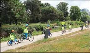  ??  ?? La mobilité à vélo, sans les roulettes, est une habitude à prendre !