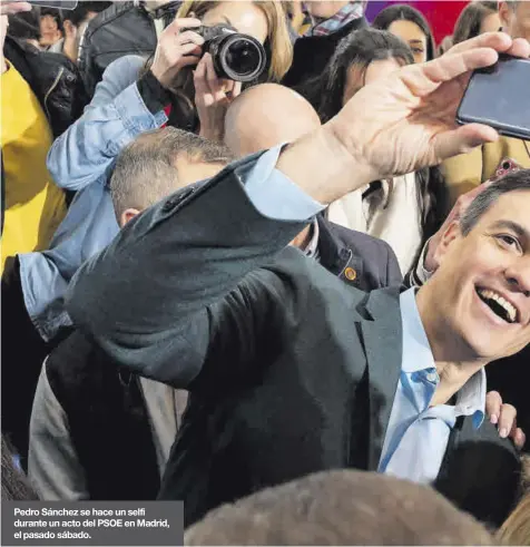  ?? ?? Pedro Sánchez se hace un selfi durante un acto del PSOE en Madrid, el pasado sábado.