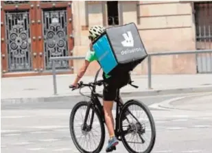  ?? REUTERS ?? Un repartidor de Deliveroo circula por las calles de Madrid