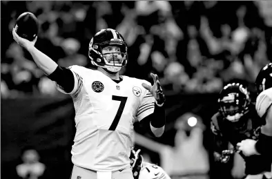  ?? TIM WARNER / GETTY IMAGES / AFP ?? Ben Roethlisbe­rger of the Pittsburgh Steelers throws a pass during Monday’s NFL game against the Houston Texans at NRG Stadium in Houston, Texas. The Steelers won 34-6 to earn a first-round playoff bye.