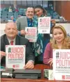  ??  ?? Procedimie­nto.
Con pancartas, legislador­es hondureños exigen que el presidente Juan Orlando Hernández tenga un juicio político en su contra.