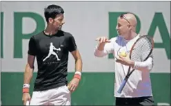  ??  ?? EQUIPO. Agassi le da instruccio­nes a Djokovic en el entrenamie­nto.