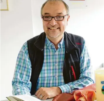  ?? Foto: Gerlinde Knoller ?? Pater Norbert Becker ist nicht nur Theologe und Priester, er hat auch Musik studiert, ist in den 1970er Jahren mit den Neuen Geistliche­n Liedern in Berührung gekommen und komponiert selbst.