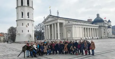  ?? Fotos: Carmen Jung ?? Großstädti­sches Flair erlebten die Schüler aus Deutschlan­d und der Türkei mit ihren Gastgebern in der litauische­n Hauptstadt Vilnius.