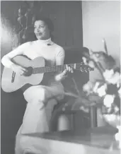  ?? WILLIAM SOSKIN ?? As a suburban homemaker, Betty Reid Soskin taught herself guitar and started writing songs. She’s seen here playing at home in 1972.