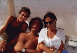  ??  ?? 1. Judith chez ses parents en 1983 avec, dans ses bras, sa fille Levana, son neveu Ilan (de face) et une nièce (de dos).
2. Avec son mari et sa soeur Evelyne (à d.), au début des années 2000 à Saint-Barthélemy. 2