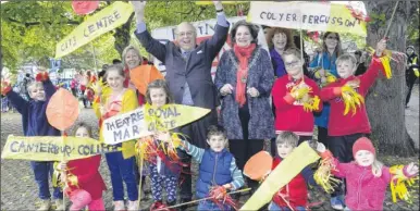  ?? FM4543129 ?? Lord Mayor Cllr George Metcalfe and Lady Mayoress Lillian Metcalfe with pupils from Goodneston­e School