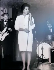  ??  ?? Aretha Franklin canta en la Iglesia Bautista que frecuentab­a en Detroit, después de un servicio. Eran los inicios de su carrera.