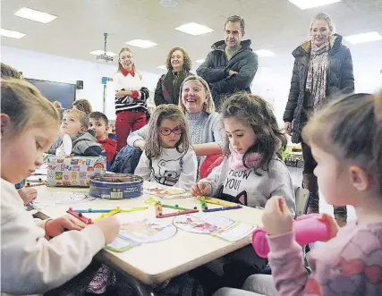  ?? ?? La consejera de Familia, Isabel Blanco, con varios niños de esta iniciativa
ICAL