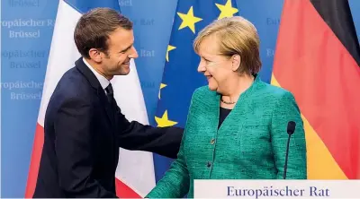  ??  ?? Sorrisi Il presidente francese Emmanuel Macron, 39 anni, con la cancellier­a tedesca Angela Merkel, 63