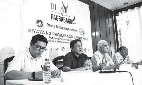  ?? MARK PERANDOS ?? GOV’T SERVICE BOOST. Cabinet Secretary Leoncio Evasco Jr. launches the “Biyaya ng Pagbabago” program of the Duterte Administra­tion in a press conference at Casa Munda in Juna Subdivisio­n, Matina, yesterday, December 9, 2017. With him are his assistant...