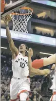  ?? RICH PEDRONCELL­I — ASSOCIATED PRESS ?? Toronto Raptors guard DeMar DeRozan goes to the basket against the Kings’ Skal Labissiere Sunday.