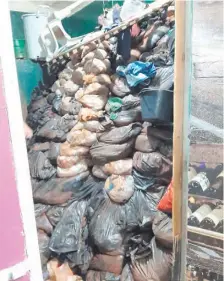  ?? ?? Las bolsas cargadas con la arena sacada del túnel quedaron a la vista en el pabellón, pero los guardias dicen que no las vieron.