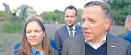  ?? PHOTO MARC-ANDRÉ GAGNON ?? François Legault, avec ses candidats Rachel Bourdon (Hull) et Mathieu Lacombe (Papineau), lors d’une visite à Mosaïcultu­re, à Gatineau.