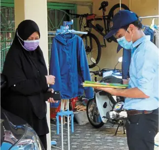  ??  ?? puchong resident Noraidah Johar responding to the survey conducted face-to-face by an enumerator.