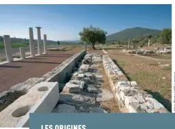  ??  ?? ive siècle avant notre ère : site de Messène, en Grèce. Les latrines publiques sont alors des bancs de pierre percés, posés audessus d’une canalisati­on, sans paroi entre les cuvettes. Question intimité, c’est assez limité !