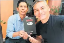  ?? ?? El actor junto a Lurgio Gavilán, antropólog­o y autor de los libros “Shogún” y “Memorias de un soldado desconocid­o”.