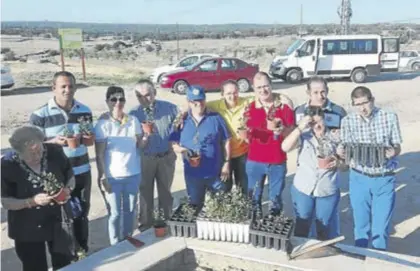  ?? CÓRDOBA ?? Usuarios de Promi participar­on ayer en la siembra de encinas.