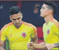  ?? FOTO: EFE ?? Falcao y James, entrenando Hoy se enfrentan a Polonia