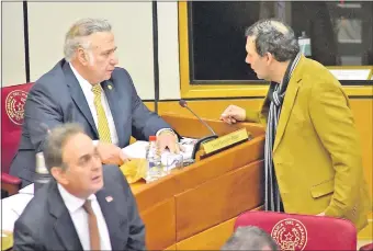  ??  ?? El imputado senador Óscar González Daher (ANR, cartista) y el acusado legislador cartista Víctor Bogado (d) conversan durante la sesión ordinaria de ayer de la cámara.