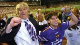  ?? © BELGA ?? Marc Brys en Carl Hoefkens vieren de bekerzege van Germinal Beerschot tegen Club Brugge in 2005.