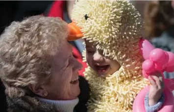  ?? RICK MADONIK/TORONTO STAR ?? Jane Burton-Davies with granddaugh­ter Ismay Baraschin, enjoying the parade for the first time.