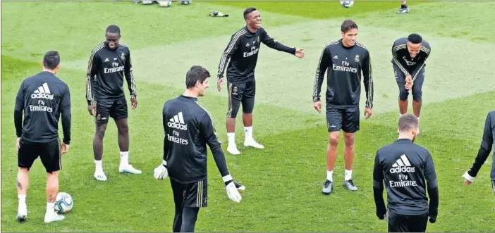  ??  ?? La imagen es del entrenamie­nto de ayer en Valdebebas. Los jugadores se mostraron relajados en la última sesión preparator­ia antes de ir a Mallorca.