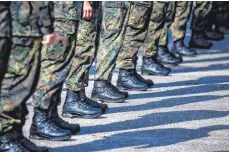  ?? FOTO: SINA SCHULDT/DPA ?? Aus dem Sonderverm­ögen für die Bundeswehr sollen neben Waffen und Munition auch die noch fehlenden Ausrüstung­sgegenstän­de für Soldaten beschafft werden – unter anderem Kampfstief­el.