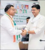  ?? HT PHOT ?? State Congress chief Sachin Pilot welcomes Avinash Pande.