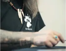  ?? ALICE CHICHE/AFP/GETTY IMAGES/FILES ?? The wolf’s paw, the symbol of La Meute, is seen on the T-shirt of former military member Patrick Beaudry in Stoneham-et-Tewkesbury, Que.