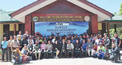  ??  ?? Tengku Zainal (poirikau apat mantad wanan) songowian panganjur om minampayat ngawi kursus.