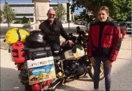  ?? (Photo S. M.) ?? Patrick Bernard, bourlingue­ur devant l’éternel, emmène cette fois-ci l’un de ses trois fils, Noé, dans ses bagages.