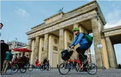  ?? Foto: Gunnar Fehlau/tmn ?? Kompakt unterwegs: Bikepacker reisen mit schmaler Ausrüstung, die in kleine Taschen pas‰ sen muss.