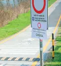  ?? (Foto Pretto) ?? Chiuse
Un cartello all’ingresso di una ciclabile e sotto il presidio dei carabinier­i