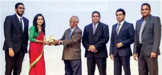  ??  ?? Lankaprope­rtyweb.com team being handed over the award at the SLT Zeroone Awards