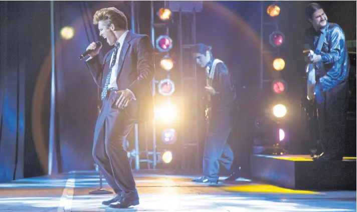  ?? Netflix ?? Luis Miguel, en la serie, en su despegue de popularida­d en los noventa; abajo, en una escena con su padre y con su madre (foto original y ficción) en el Luna Park