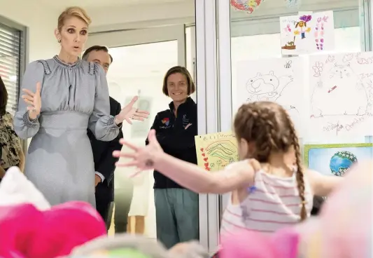  ?? PHOTO COURTOISIE, OLIVIER SAMSON ARCAND / OSA / FEELING ?? Céline Dion a visité cinq enfants malades de l’hôpital Sainte-Justine mercredi soir. La chanteuse a notamment passé près de 20 minutes en tête à tête avec Maélie et sa mère. Elles ont chanté des comptines dont Une souris verte, la préférée de Maélie.