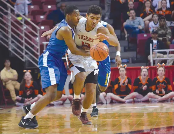  ??  ?? Guard Mark Smith ( right) led the Edwardsvil­le Tigers to the Class 4A supersecti­onals this season, where they lost to Simeon. | WORSOM ROBINSON/ FOR THE SUN- TIMES