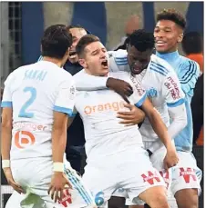  ?? (Photo AFP) ?? Après avoir subi les foudres du public marseillai­s, Florian Thauvin a mis le Vélodrome dans sa poche, cette saison. Notamment lorsqu’il est parvenu à transperce­r les filets du PSG (ci- dessus).