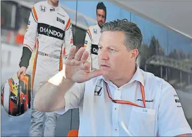  ??  ?? ESPERANZA. Zak Brown espera que Fernando Alonso continúe en la escudería británica.