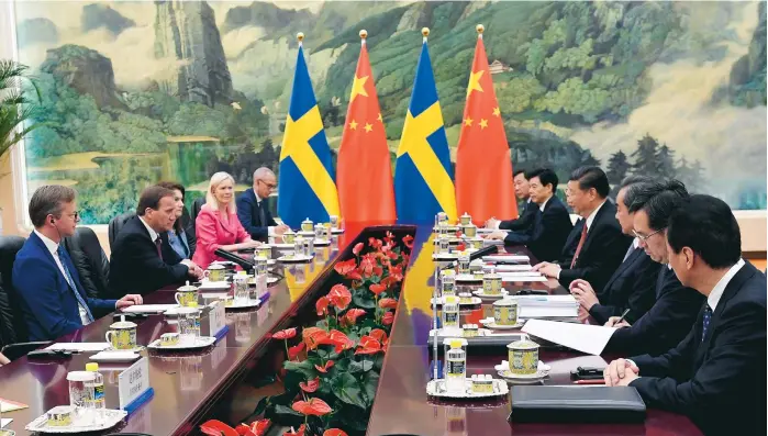  ??  ?? Möte. Sveriges delegation, med statsminis­ter Stefan Löfven i spetsen, träffade i går Kinas president Xi Jinping vid ett möte i Folkets stora hall vid Himmelska fridens torg i Peking. Med på resan finns även näringsmin­ister Mikael Damberg (S),...