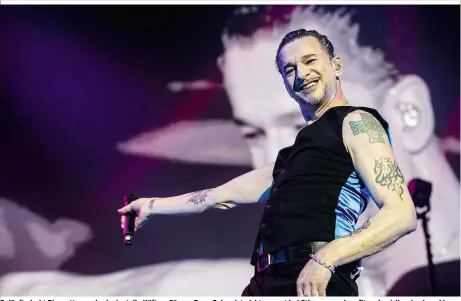  ??  ?? Er läuft, dreht Pirouetten und schwingt die Hüften: Sänger Dave Gahan ist nicht nur gut bei Stimme, sondern fit und quirlig wie eh und je